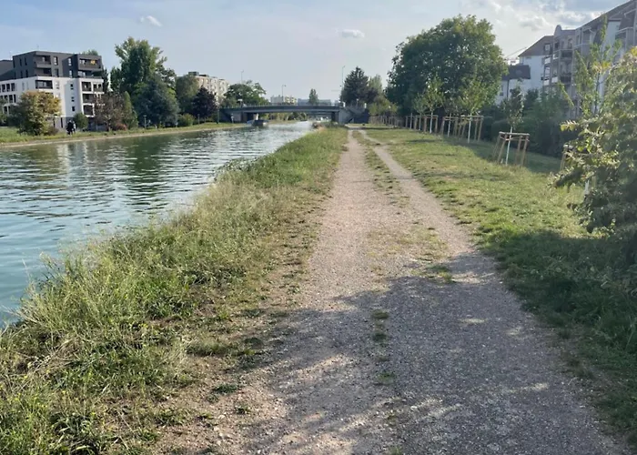 Cosy On Strasbourg Tramway Line And Canal - Confortable Sur Ligne Tram Strasbourg Et Canal *